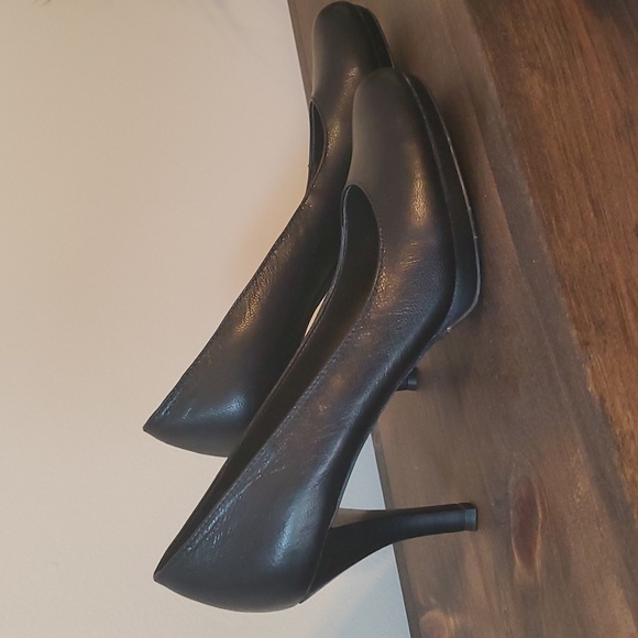 Franco Sarto Classic Black Leather  Pump - Picture 2 of 7